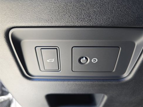 Used 2025 Land Rover Discovery S image 28