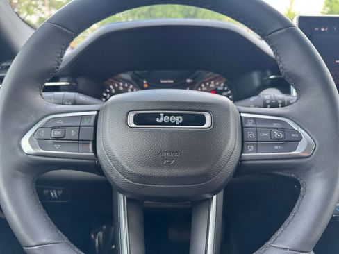 Used 2025 Jeep Compass Limited image 29