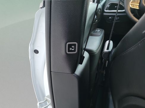 Used 2025 Chrysler Voyager LX FWD image 11