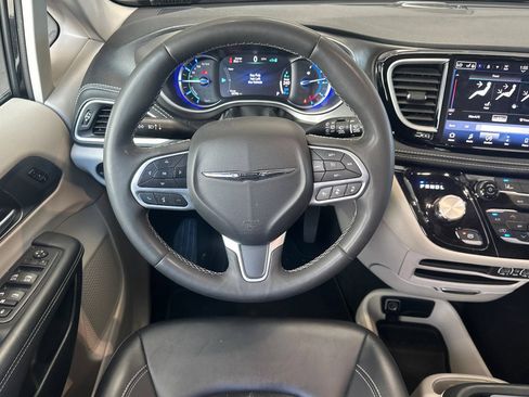 Used 2024 Chrysler Pacifica Limited FWD image 16