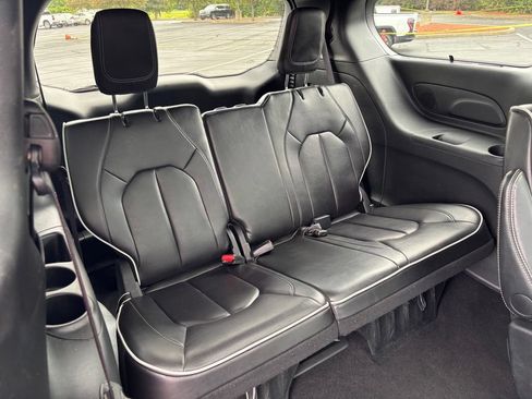 Used 2025 Chrysler Pacifica Limited FWD image 25