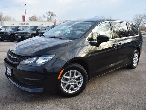 Used 2023 Chrysler Voyager LX image 13
