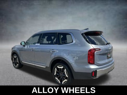 Used 2025 Kia Telluride S FWD image 3