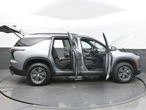 Used 2025 Chevrolet Traverse LT image 43