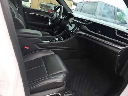 Used 2023 Jeep Grand Cherokee Overland w/ Luxury Tech Group IV AWD/4WD image 8