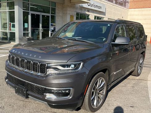 Used 2022 Jeep Wagoneer Series III w/ Premium Group I AWD/4WD image 2