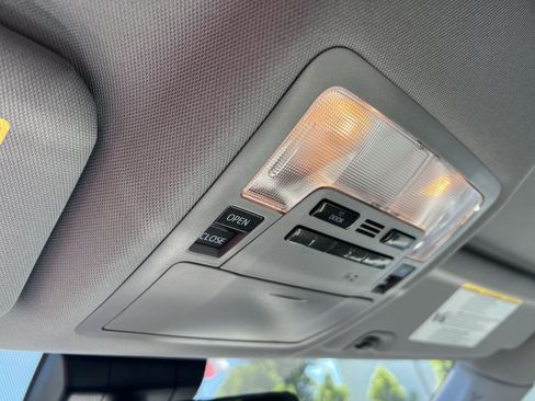 Used 2019 Toyota Highlander XLE w/ Carpet Mat Package (TMS) AWD/4WD image 30