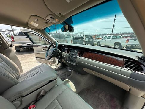 Used 2006 Lincoln Town Car Signature RWD image 49