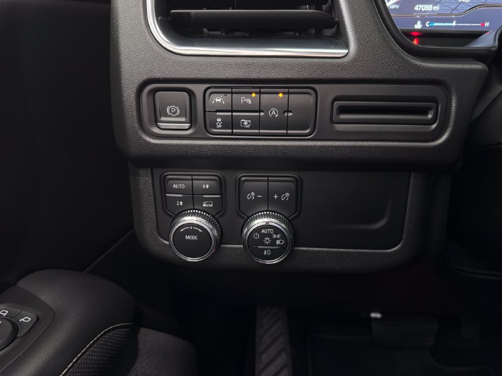 Certified 2023 GMC Yukon XL SLT w/ SLT Luxury Package AWD/4WD image 29