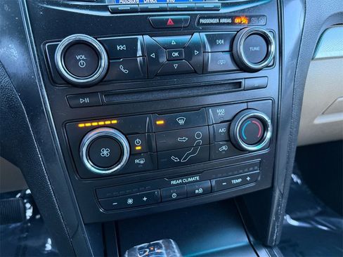 Used 2017 Ford Explorer XLT image 19
