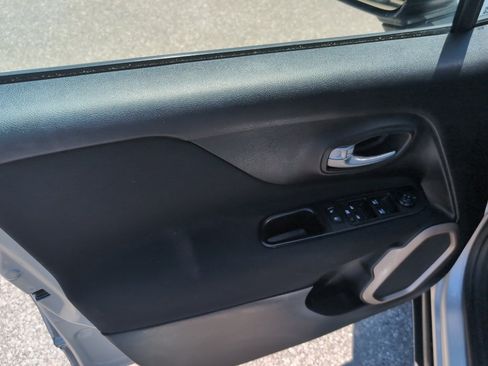 Used 2017 Jeep Renegade Latitude AWD/4WD image 9