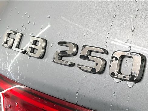 Used 2025 Mercedes-Benz GLB 250 4MATIC image 9