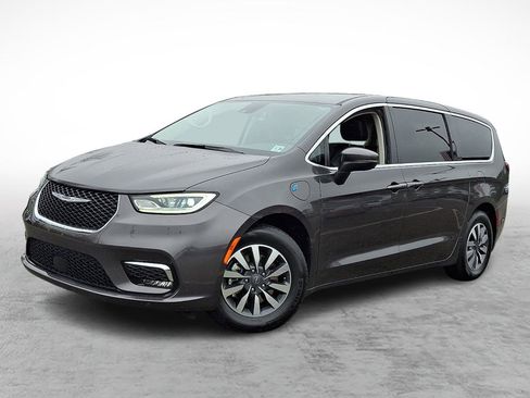Used 2023 Chrysler Pacifica Touring-L FWD image 1
