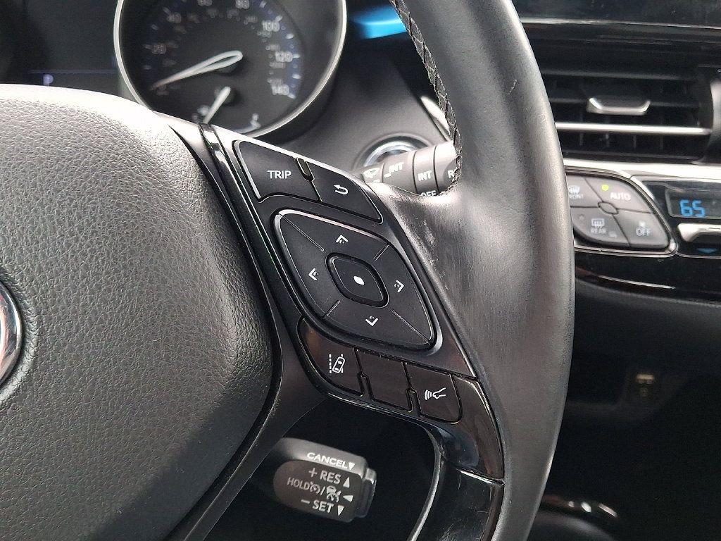Used 2019 Toyota C-HR XLE FWD image 21