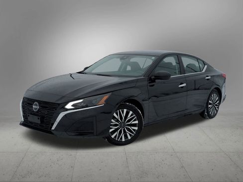 Used 2024 Nissan Altima 2.5 SV image 1