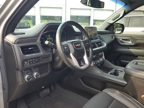 Used 2024 GMC Yukon SLT w/ SLT Premium Package AWD/4WD image 19
