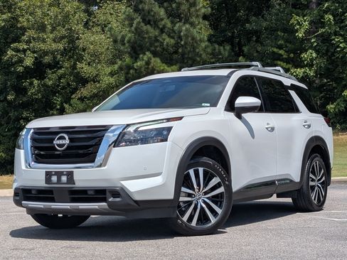 Used 2025 Nissan Pathfinder Platinum w/ Cargo Package FWD image 4