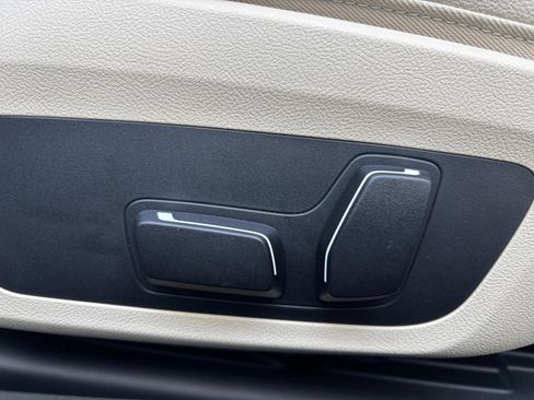 Used 2025 BMW 230i Coupe w/ Premium Package image 19