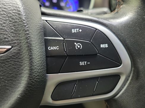 Used 2019 Chrysler Pacifica Touring-L FWD image 23