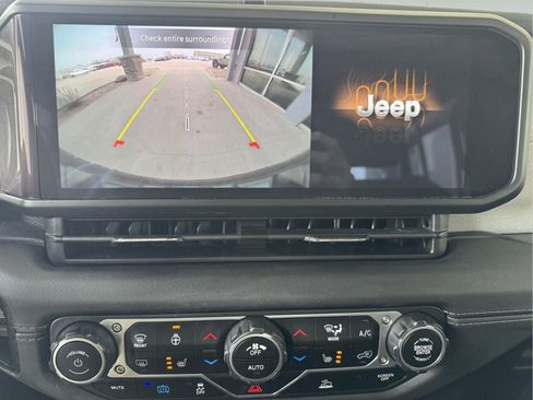 Used 2025 Jeep Wrangler Unlimited Sahara AWD/4WD image 19