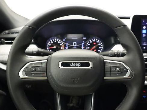 Used 2025 Jeep Compass Latitude AWD/4WD image 17