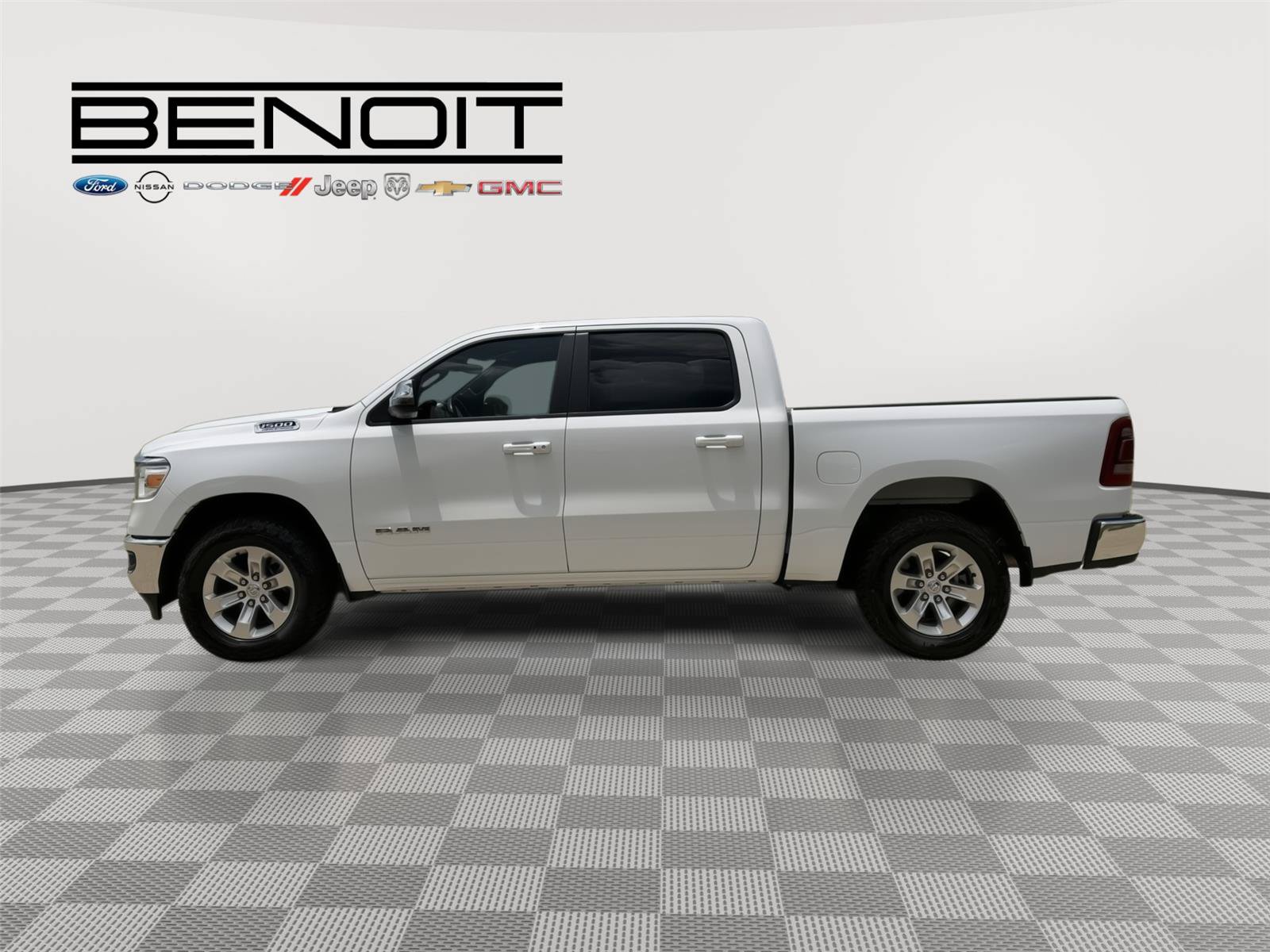 Used 2024 RAM 1500 Laramie AWD/4WD image 2