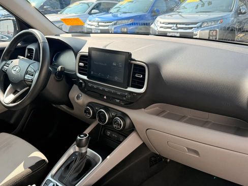 Used 2025 Hyundai Venue SEL FWD image 16