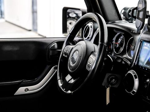 Used 2015 Jeep Wrangler Unlimited Rubicon w/ Connectivity Group AWD/4WD image 20
