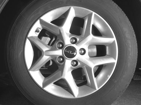 Used 2025 Kia Soul LX w/ LX Technology Package FWD image 12
