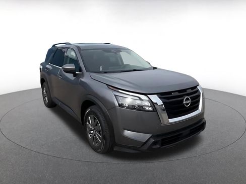 Used 2025 Nissan Pathfinder SV image 3