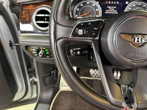 Used 2018 Bentley Bentayga image 24