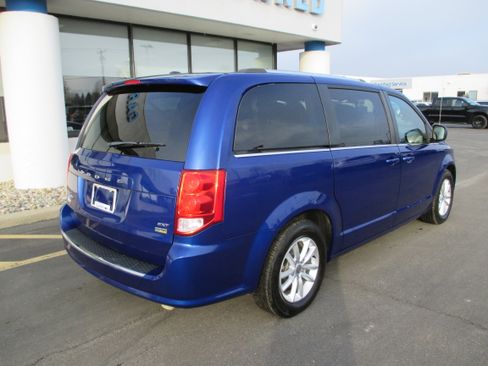Used 2018 Dodge Grand Caravan SXT image 3