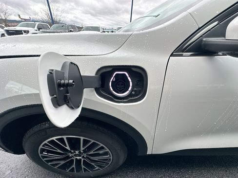New 2025 Ford Escape SE FWD image 9
