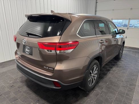 Used 2017 Toyota Highlander XLE AWD/4WD image 3