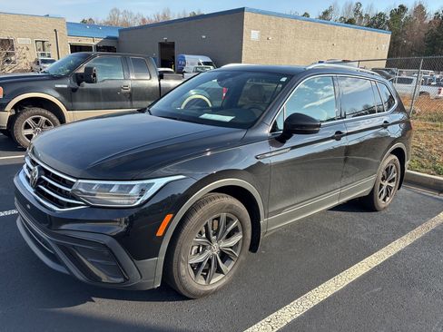 Used 2024 Volkswagen Tiguan SE w/ Panoramic Sunroof Package image 3