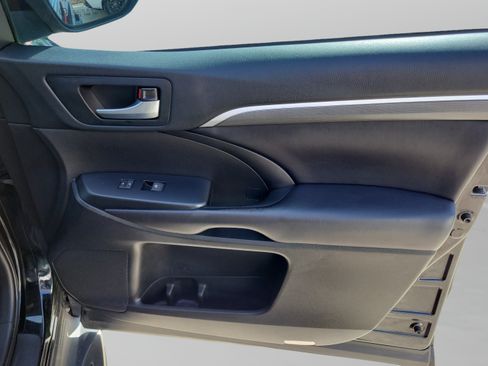 Used 2019 Toyota Highlander SE FWD image 25