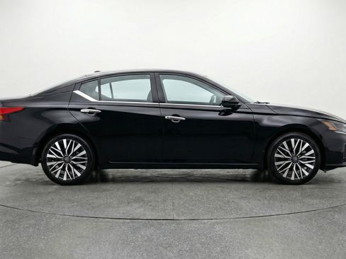 Used 2025 Nissan Altima 2.5 SV FWD image 11
