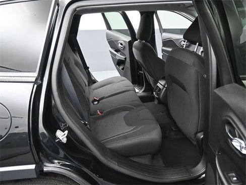 Used 2019 Jeep Cherokee Latitude w/ Cold Weather Group image 29