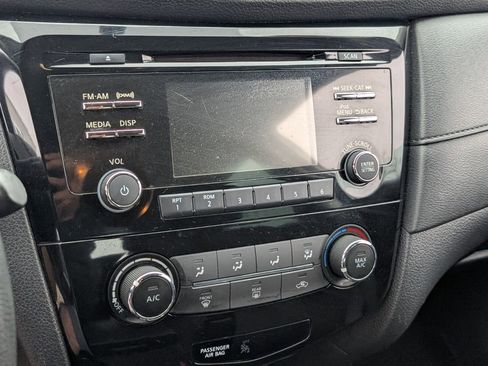 Used 2017 Nissan Rogue S image 19