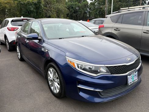 Used 2018 Kia Optima LX w/ 17" Alloy Wheels Package FWD image 2