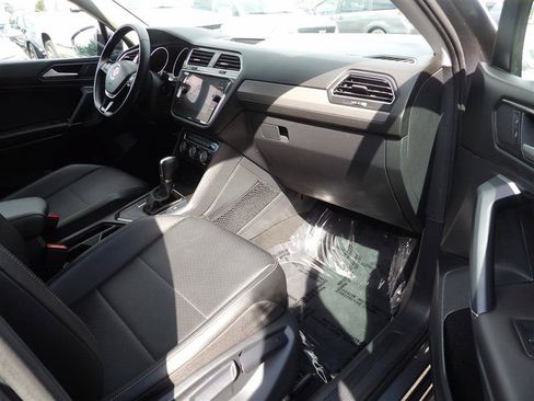 Used 2018 Volkswagen Tiguan SE FWD image 12