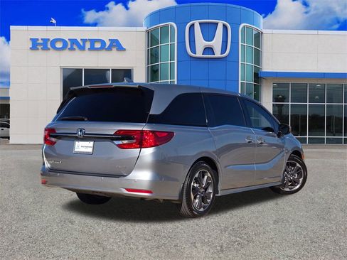 Used 2024 Honda Odyssey Elite image 3