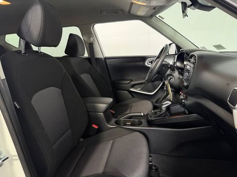 Used 2025 Kia Soul LX w/ LX Technology Package FWD image 30