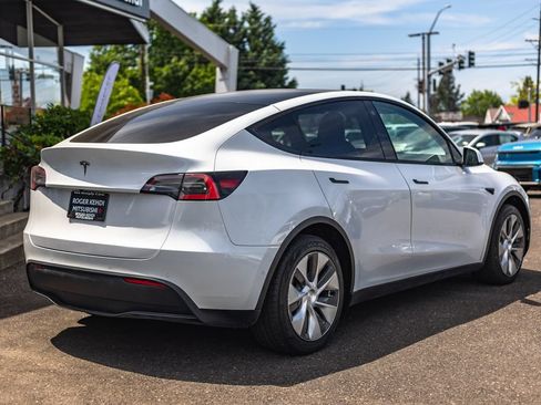 Used 2021 Tesla Model Y Long Range AWD/4WD image 7