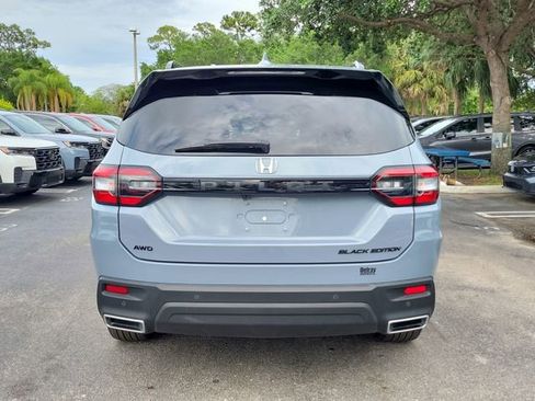 Certified 2025 Honda Pilot Black Edition image 5