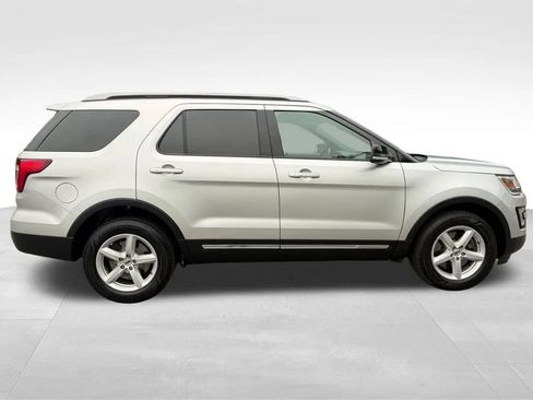 Used 2017 Ford Explorer XLT w/ Equipment Group 202A AWD/4WD image 10
