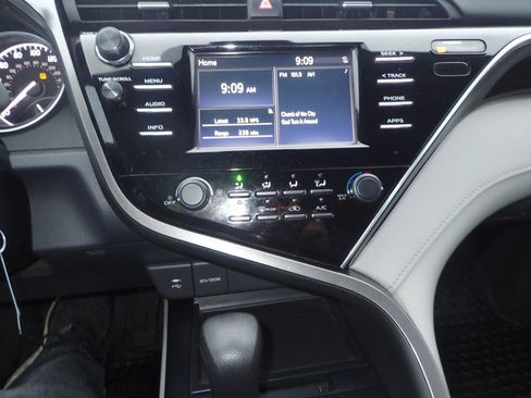Used 2018 Toyota Camry LE FWD image 17