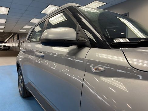 Used 2025 Hyundai Venue SEL image 4