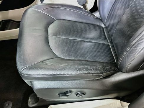 Used 2018 Chrysler Pacifica Touring-L FWD image 23