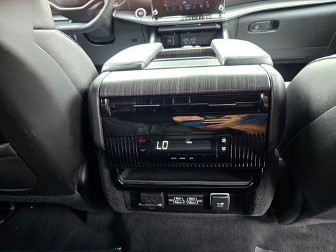 Used 2023 Jeep Wagoneer Series II AWD/4WD image 38